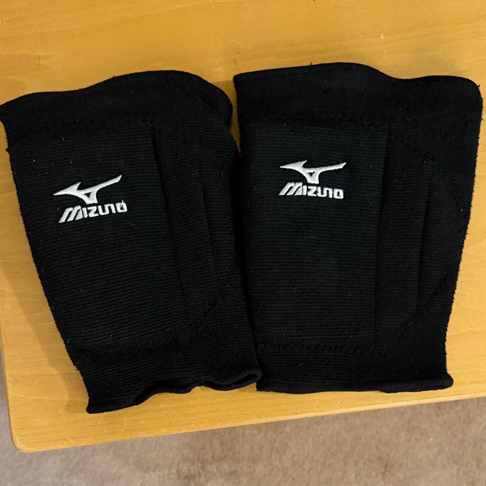 Mizuno Black Sports Knee Pads